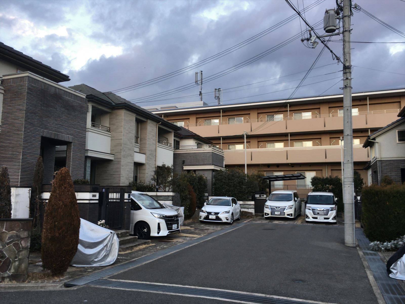 写真２　建売住宅と白いミニバン