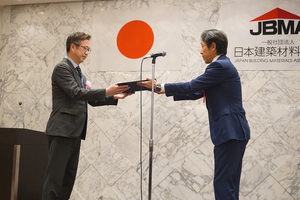 「優良社員表彰では松本会長から表彰状と記念品が贈られた」