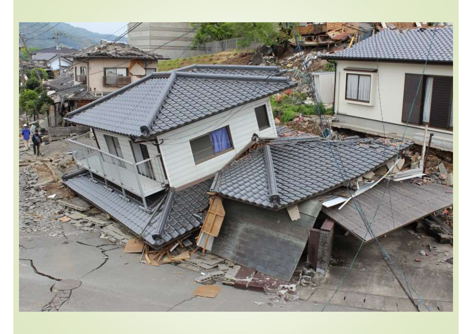 図2　倒壊した家屋（熊本地震視察にて）